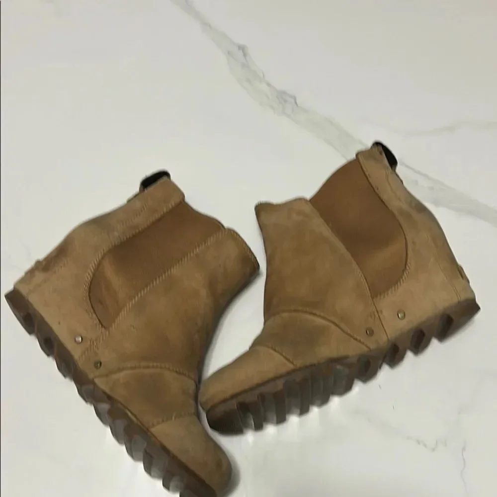 Sorel Tan wedge ankle boots with elastic panels and soft suede material